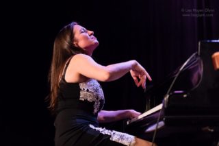 Marina Albero plays piano