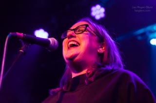 Carrie Akre sings at the Tractor Tavern on June 11 (photo: Lisa Hagen Glynn).