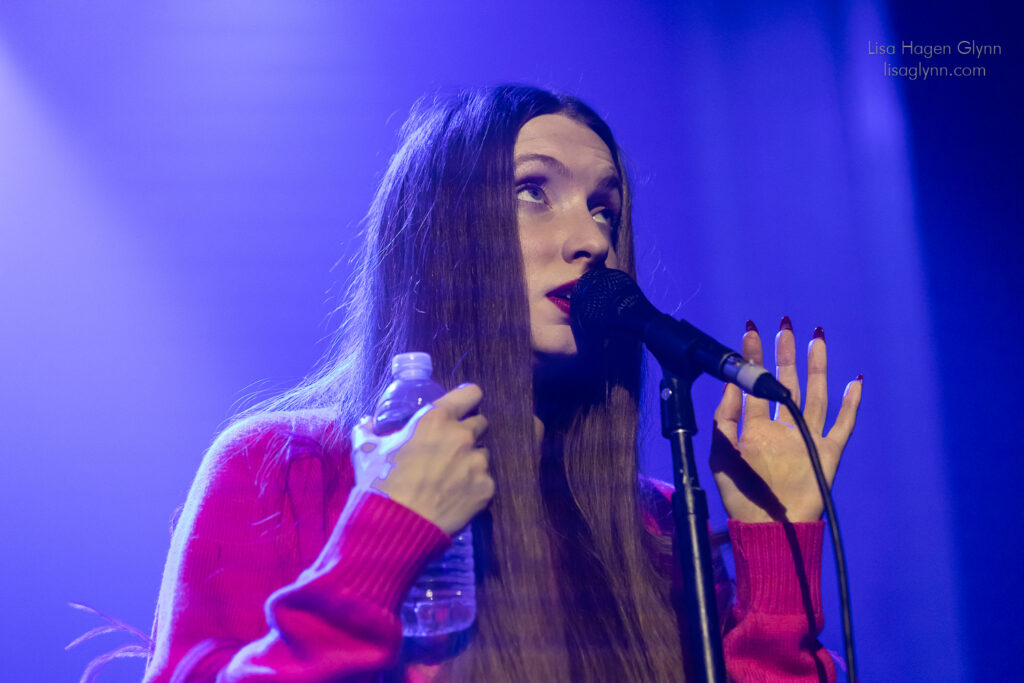 Florence Shaw (vocals)