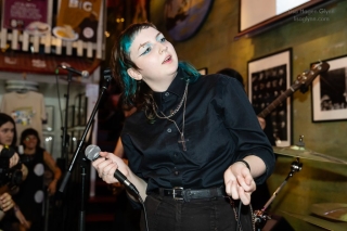 Beautiful-Freaks Beautiful Freaks at Easy Street Records (photo: Lisa Hagen Glynn).